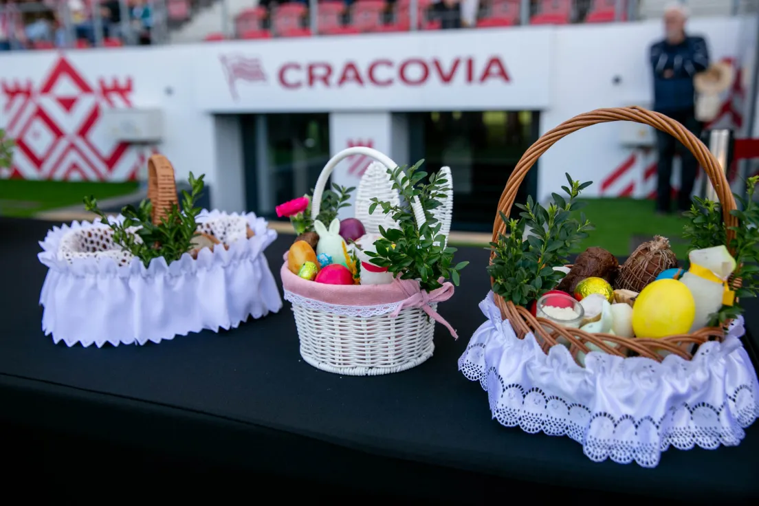 Święcenie pokarmów na stadionie Cracovii
