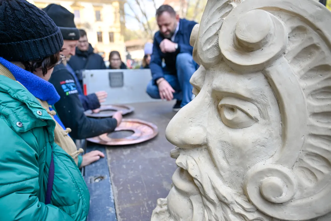 Elementy ozdobne dachu i gzymsów na teatrze Słowackiego