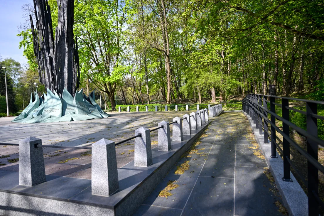 Wyremontowany pomnik w Parku Lotników -  „Ku czci Lotników Polskich poległych na wszystkich frontach II Wojny Światowej”