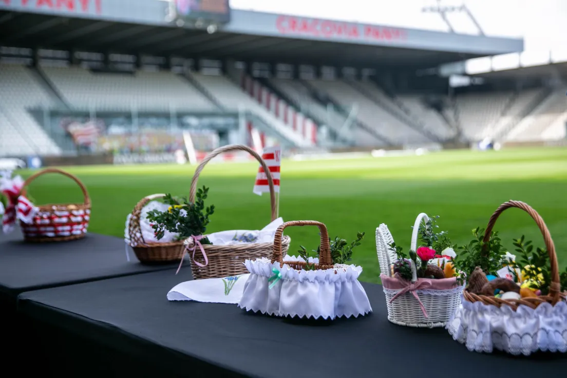 Święcenie pokarmów na stadionie Cracovii