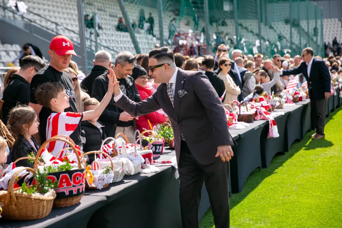 Święcenie pokarmów na stadionie Cracovii