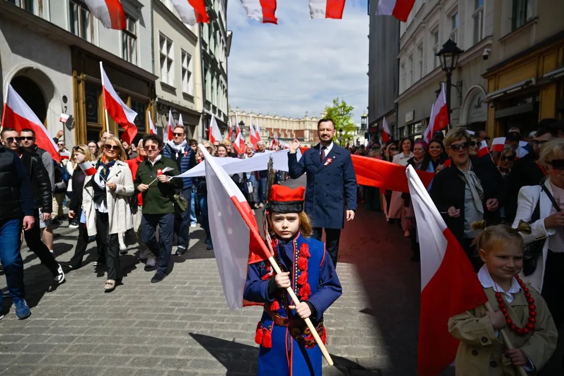 Przemarsz ze stumetrową flagą ulicami miasta