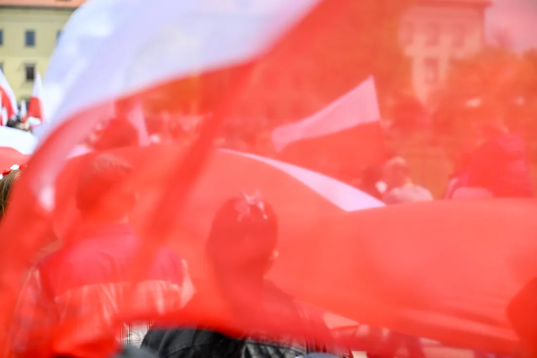Przemarsz ze stumetrową flagą ulicami miasta