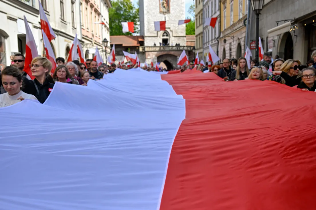 Przemarsz ze stumetrową flagą ulicami miasta