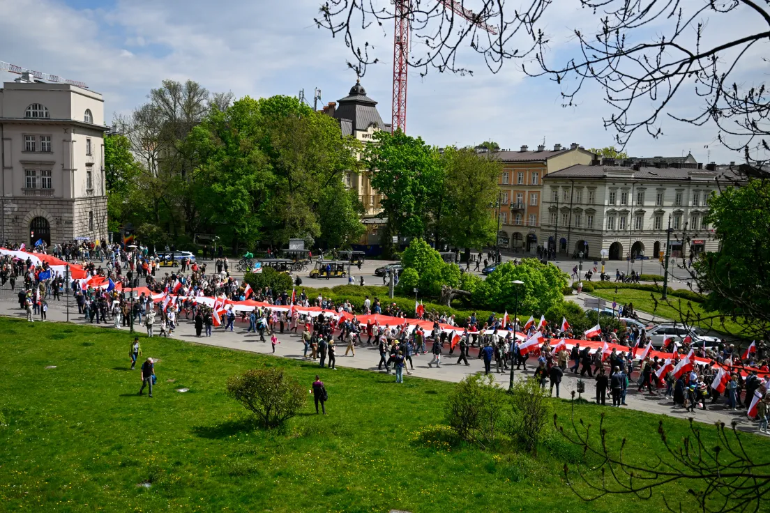 Przemarsz ze stumetrową flagą ulicami miasta