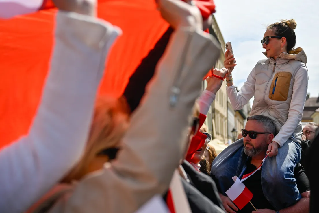 Przemarsz ze stumetrową flagą ulicami miasta