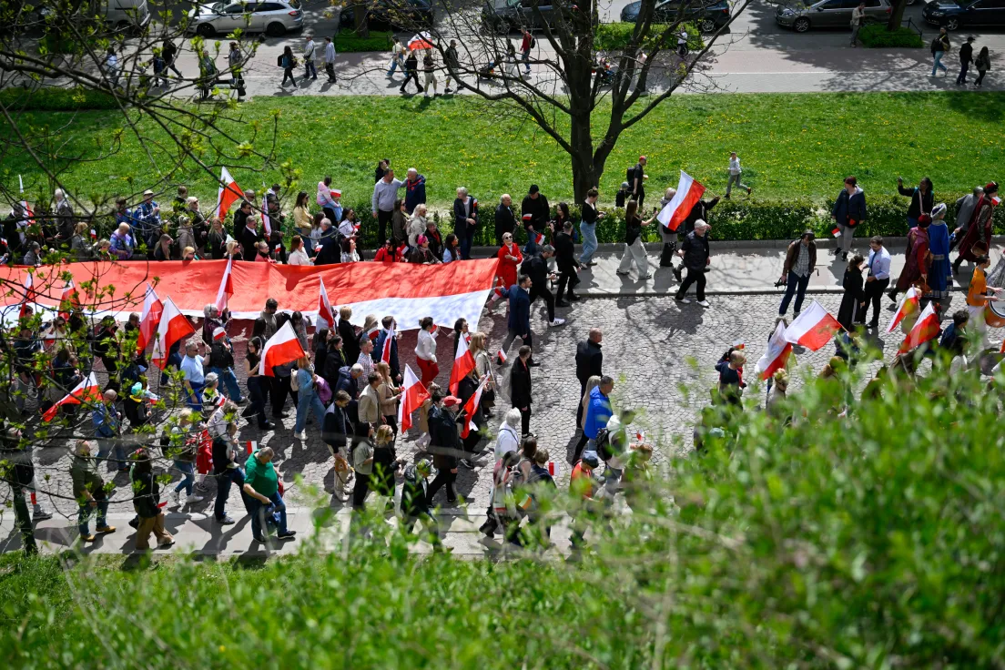 Przemarsz ze stumetrową flagą ulicami miasta
