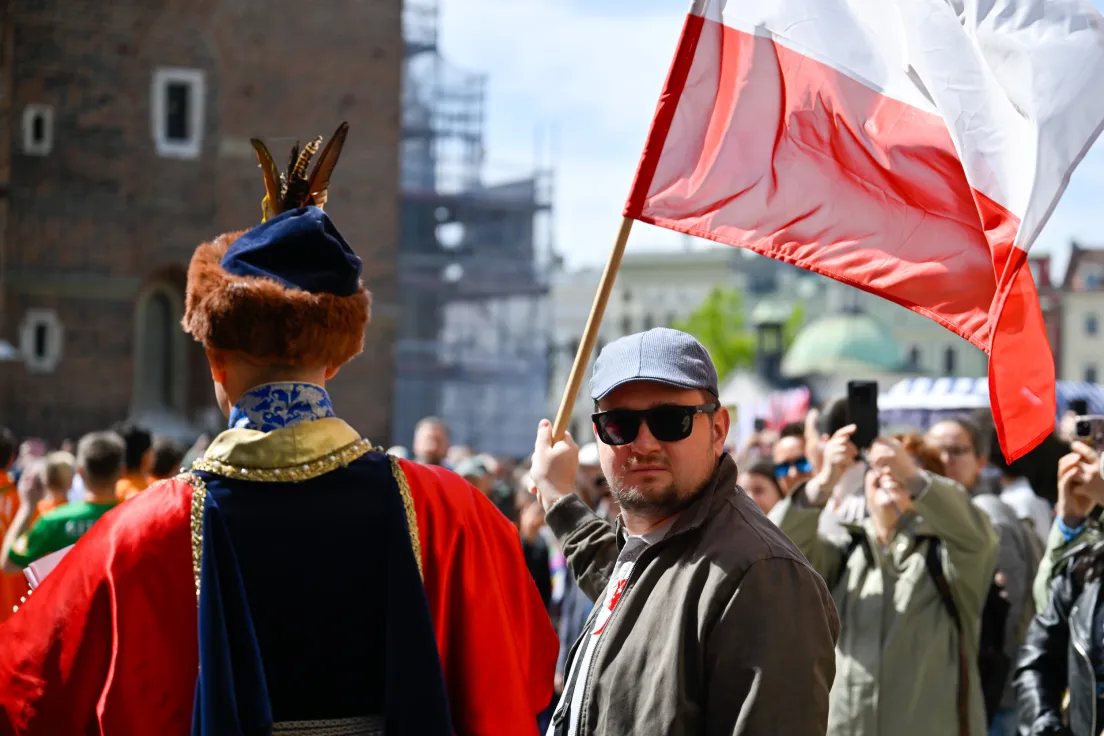 Przemarsz ze stumetrową flagą ulicami miasta