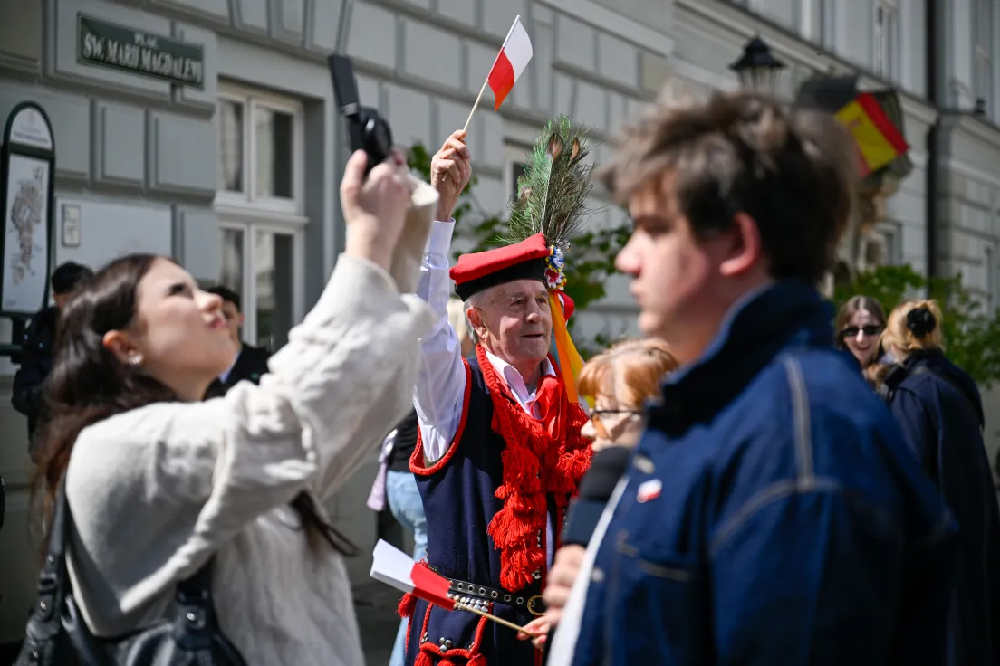 Przemarsz ze stumetrową flagą ulicami miasta