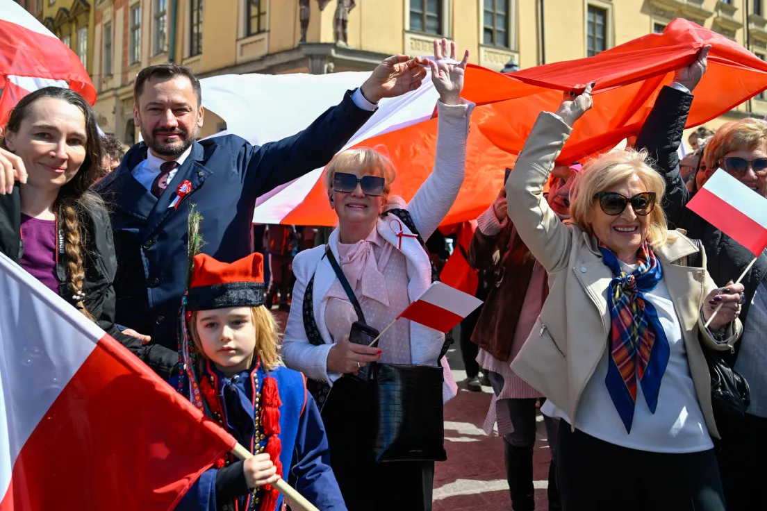 Przemarsz ze stumetrową flagą ulicami miasta
