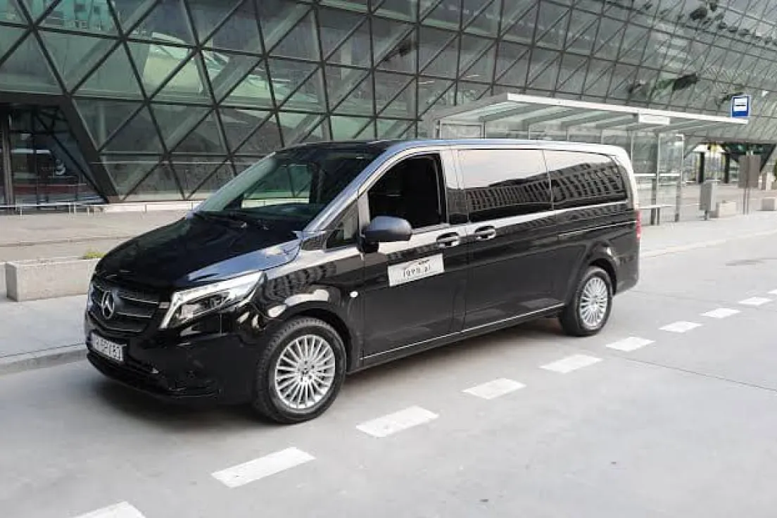 Mercedes van IQPD przy lotnisku Kraków-Balice