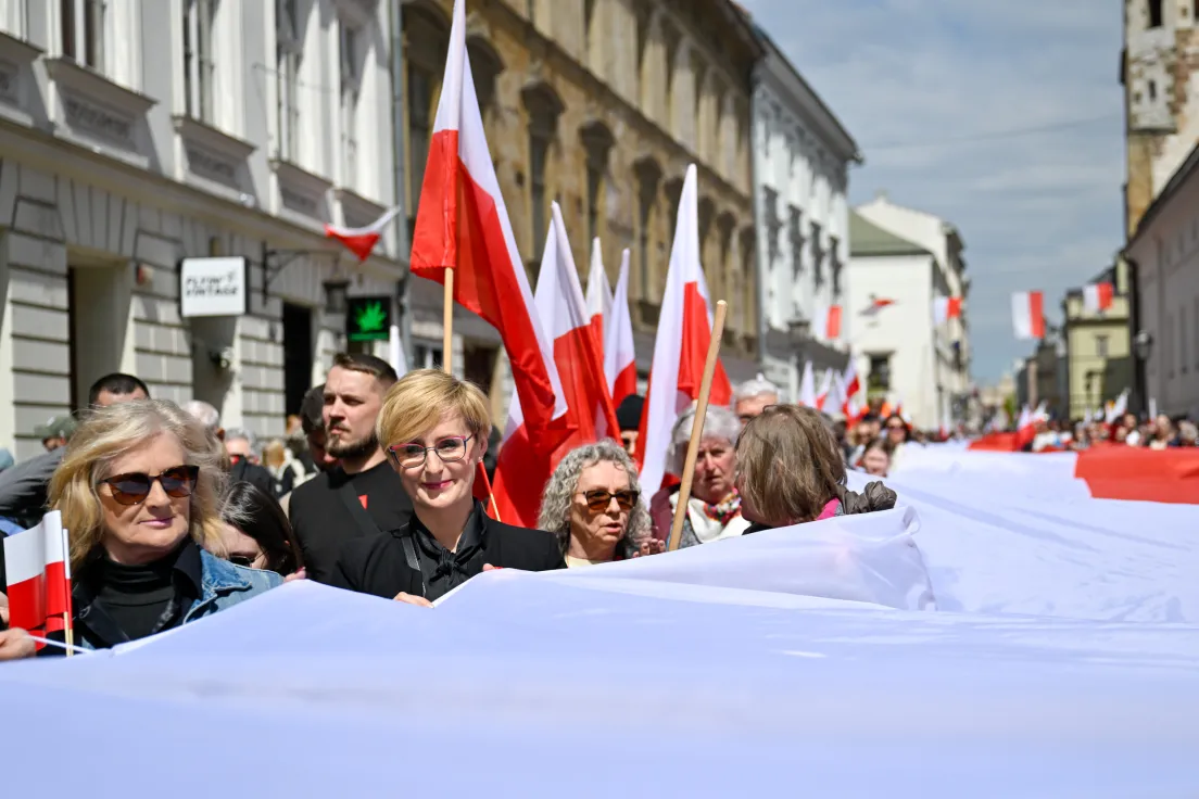 Przemarsz ze stumetrową flagą ulicami miasta