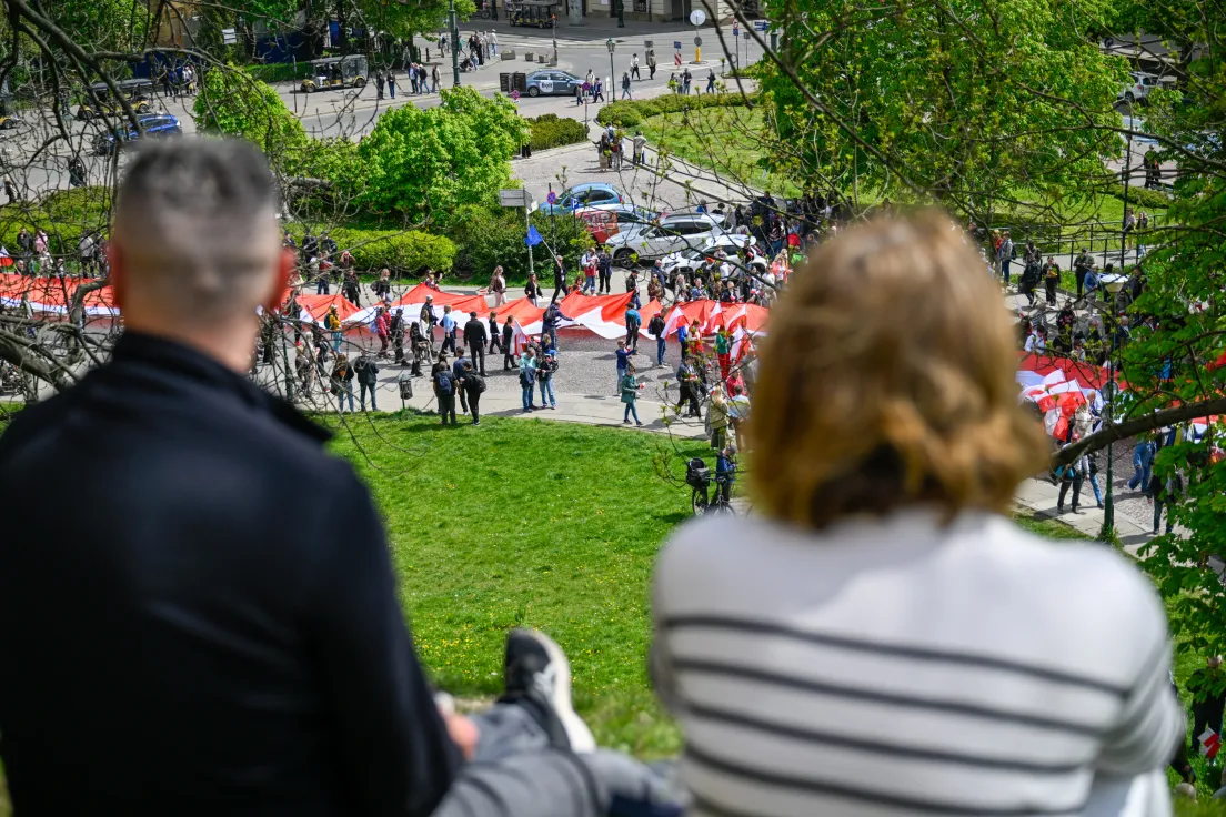 Przemarsz ze stumetrową flagą ulicami miasta