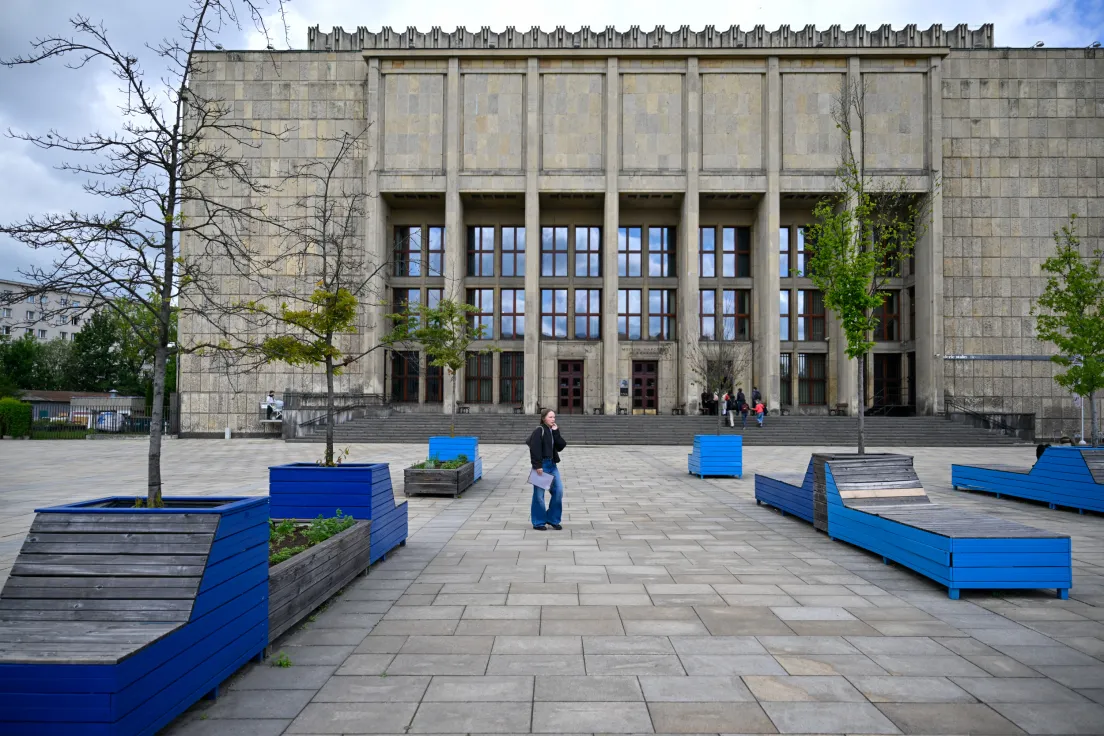 Odmalowane siedziska na placu przed Muzeum Narodowym