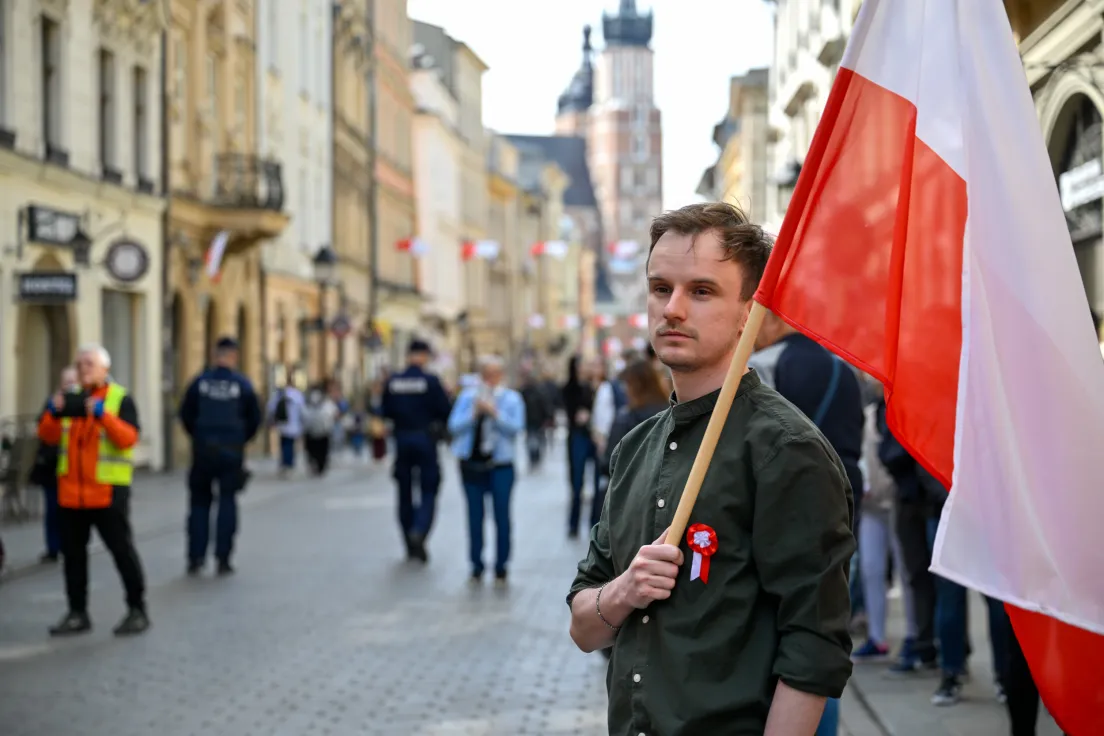 Przemarsz ze stumetrową flagą ulicami miasta