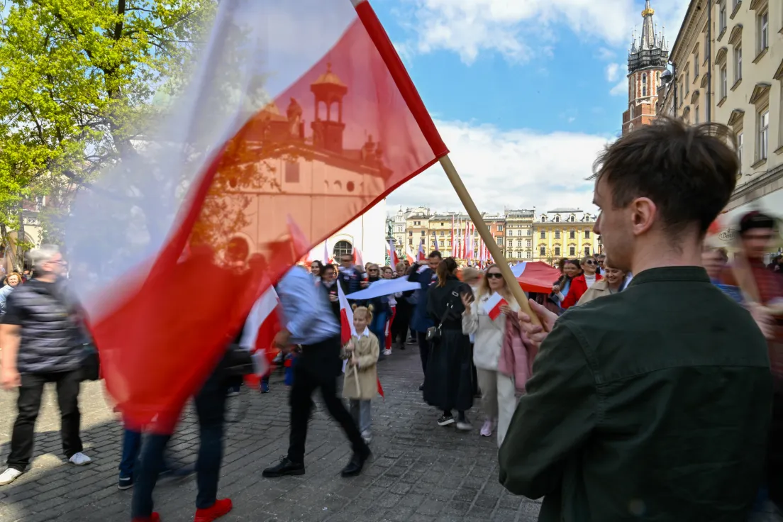 Przemarsz ze stumetrową flagą ulicami miasta