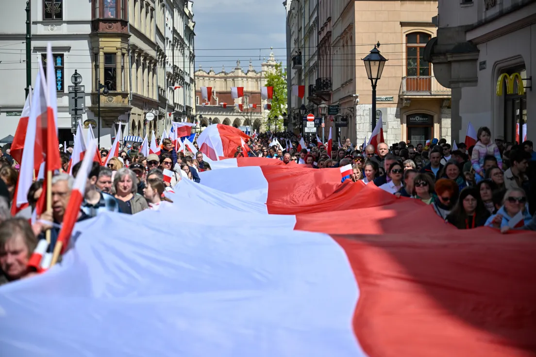 Przemarsz ze stumetrową flagą ulicami miasta
