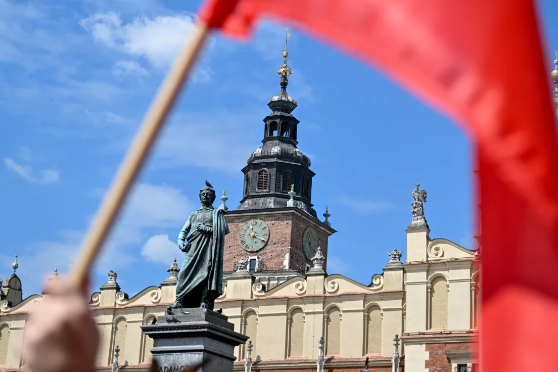 Przemarsz ze stumetrową flagą ulicami miasta