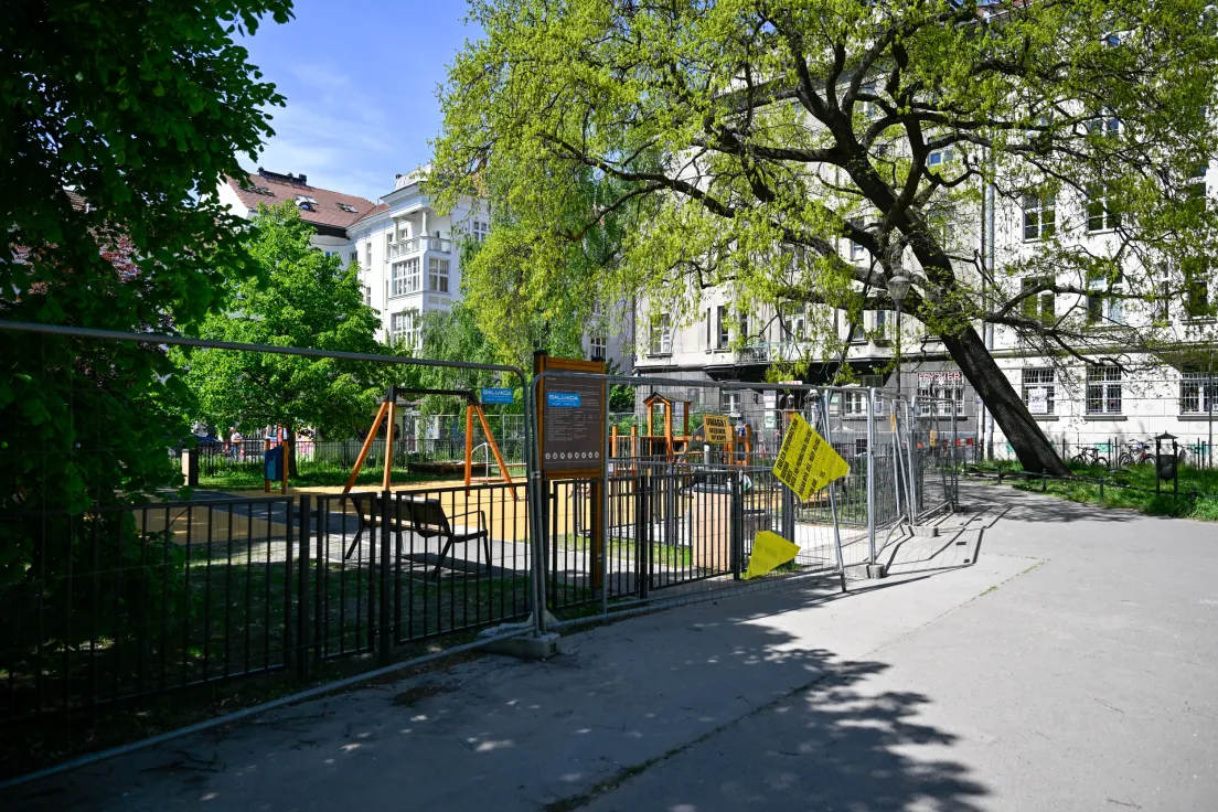Zamknięty plac zabaw na Placu Sikorskiego