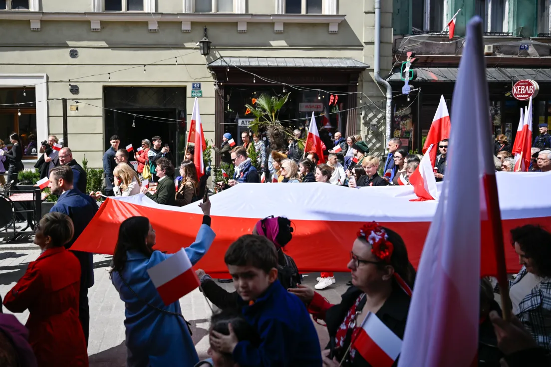 Przemarsz ze stumetrową flagą ulicami miasta
