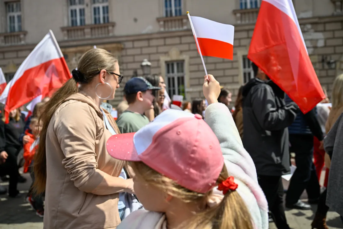 Przemarsz ze stumetrową flagą ulicami miasta
