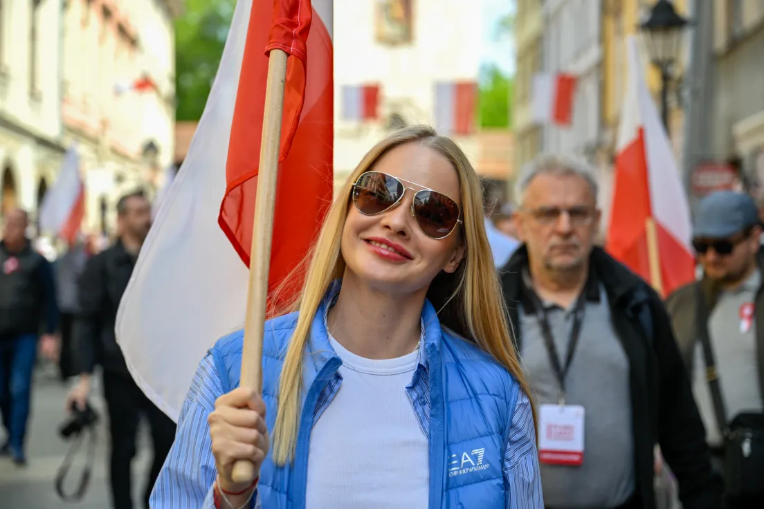 Przemarsz ze stumetrową flagą ulicami miasta