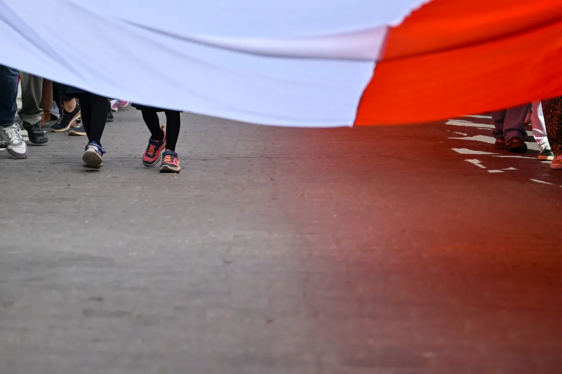Przemarsz ze stumetrową flagą ulicami miasta