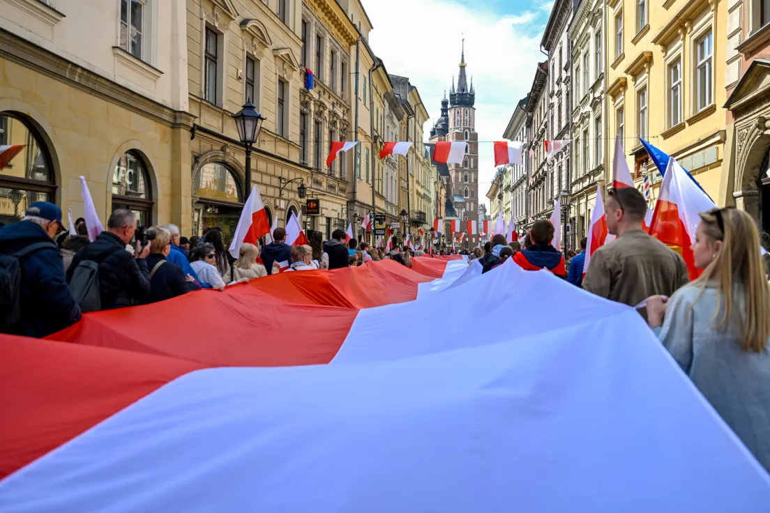 Przemarsz ze stumetrową flagą ulicami miasta