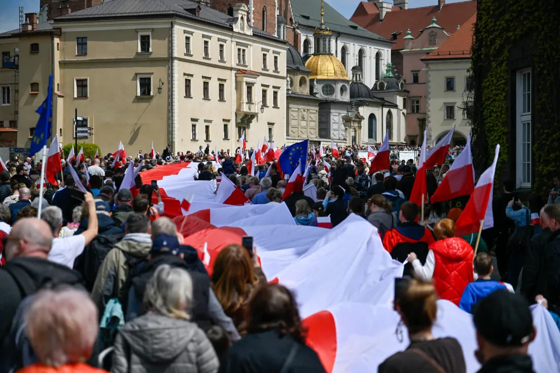 Przemarsz ze stumetrową flagą ulicami miasta