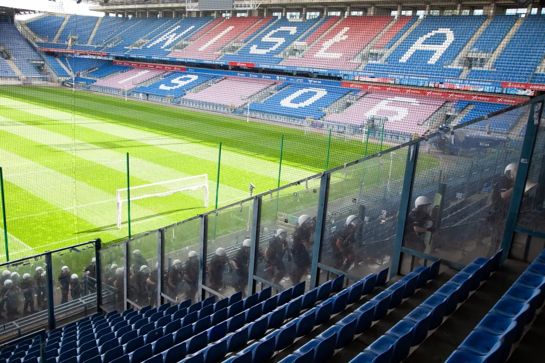 Policja na stadionie miejskim w Krakowie