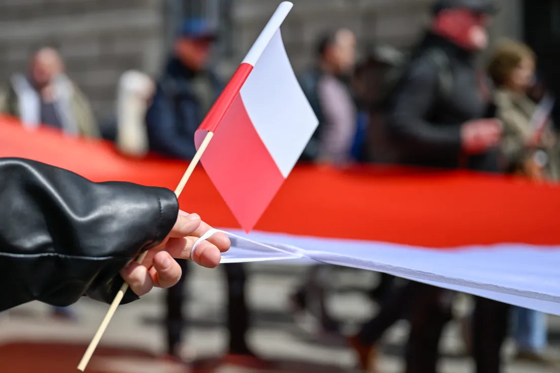 Przemarsz ze stumetrową flagą ulicami miasta