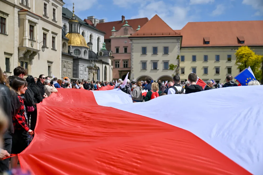 Przemarsz ze stumetrową flagą ulicami miasta