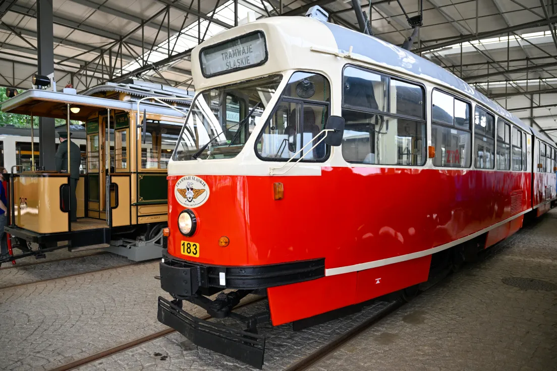 Prezentacja czterech tramwajów, które zostały wypożyczone z innych miast i będą jeździć w ramach jubileuszowej lini muzealnej