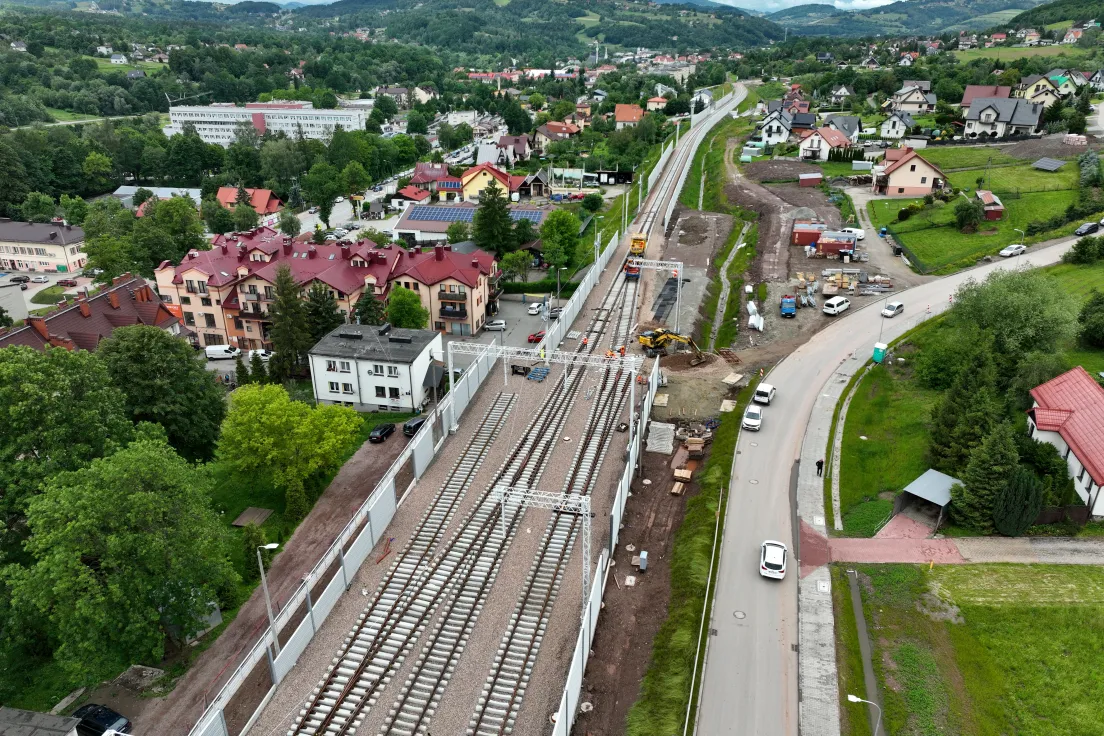 Układanie torów przy stacji Limanowa