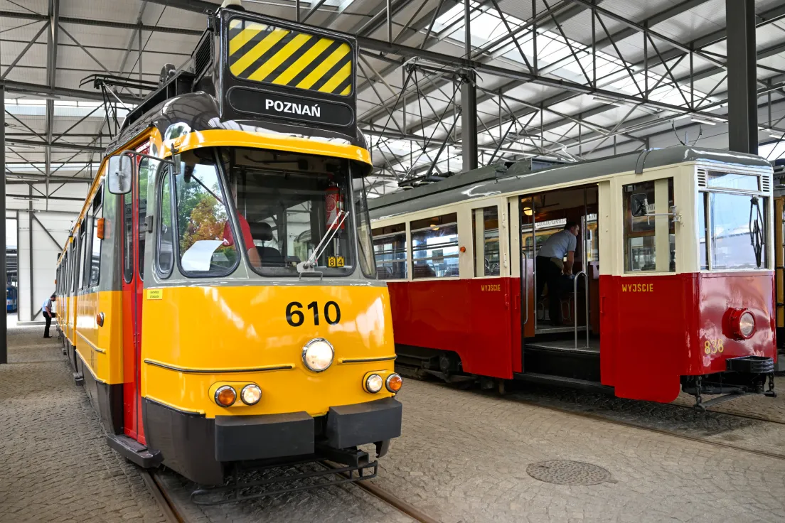 Prezentacja czterech tramwajów, które zostały wypożyczone z innych miast i będą jeździć w ramach jubileuszowej lini muzealnej