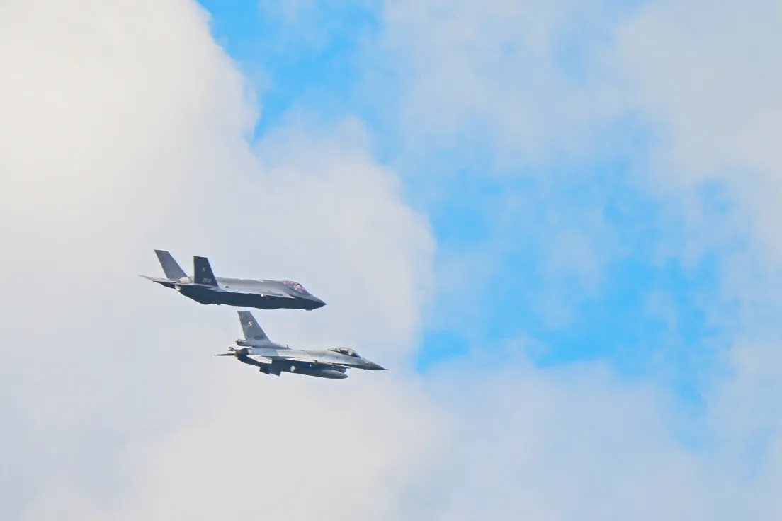 Przelot nowych myśliwców F-35 w eskorcie  F-16 nad Krakowem
