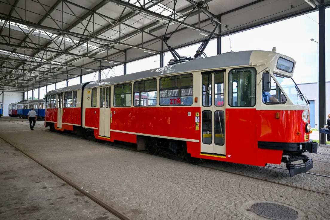 Prezentacja czterech tramwajów, które zostały wypożyczone z innych miast i będą jeździć w ramach jubileuszowej lini muzealnej