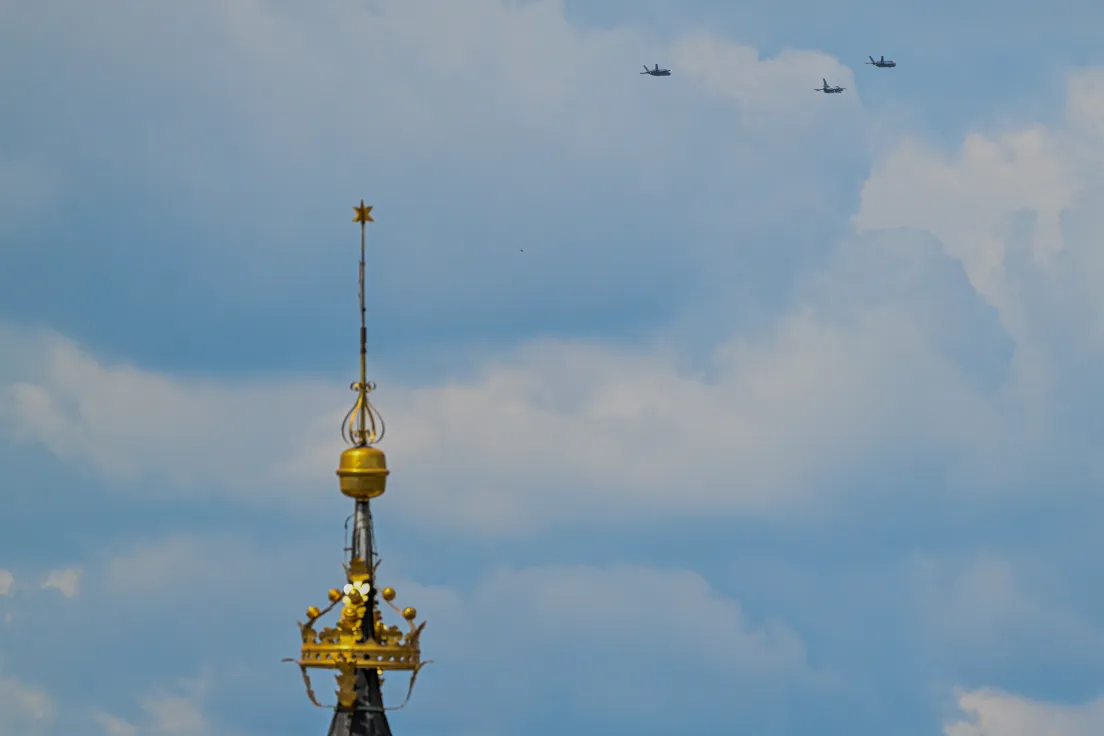 Przelot nowych myśliwców F-35 w eskorcie  F-16 nad Krakowem