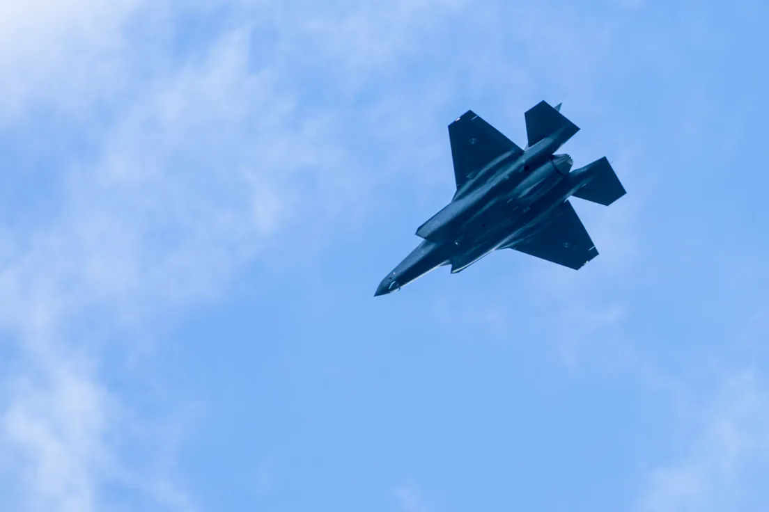 Przelot nowych myśliwców F-35 w eskorcie  F-16 nad Krakowem 