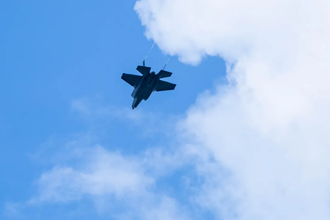 Przelot nowych myśliwców F-35 w eskorcie  F-16 nad Krakowem 