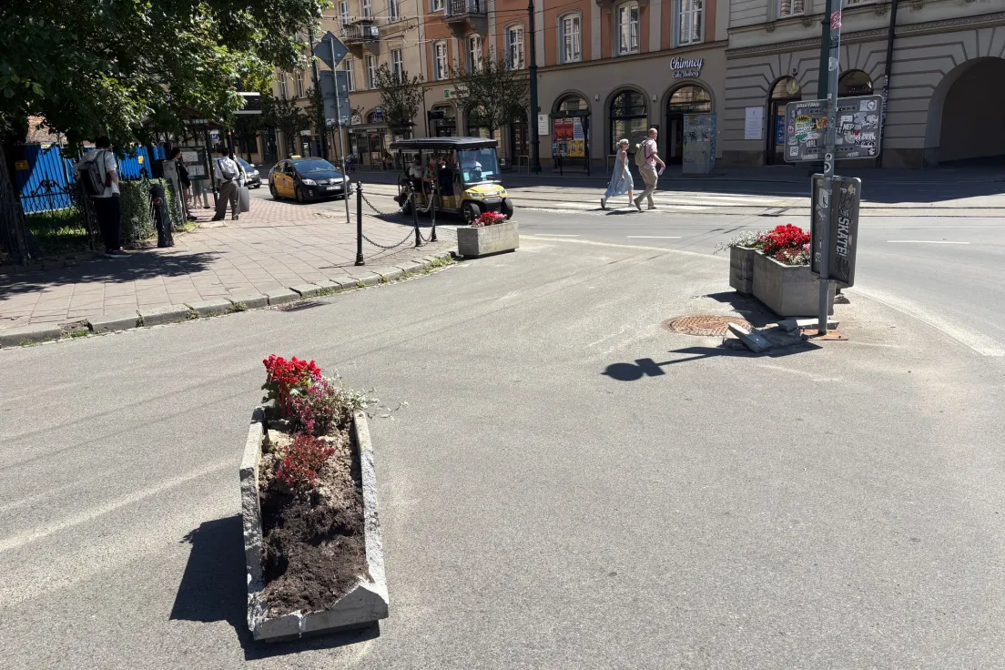 Zniszczone donice w okolicy Wawelu
