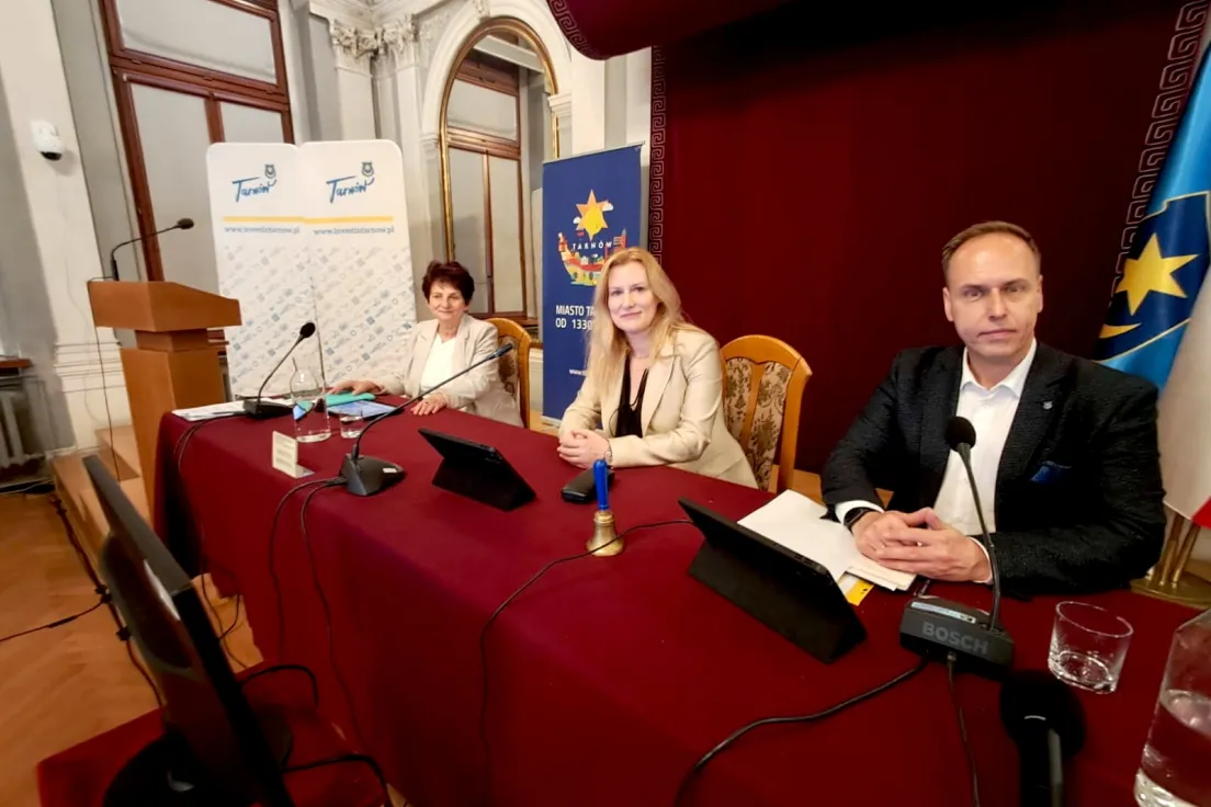 Od lewej: Grażyna Barwacz, Edyta Kowalska, Mirosław Biedroń