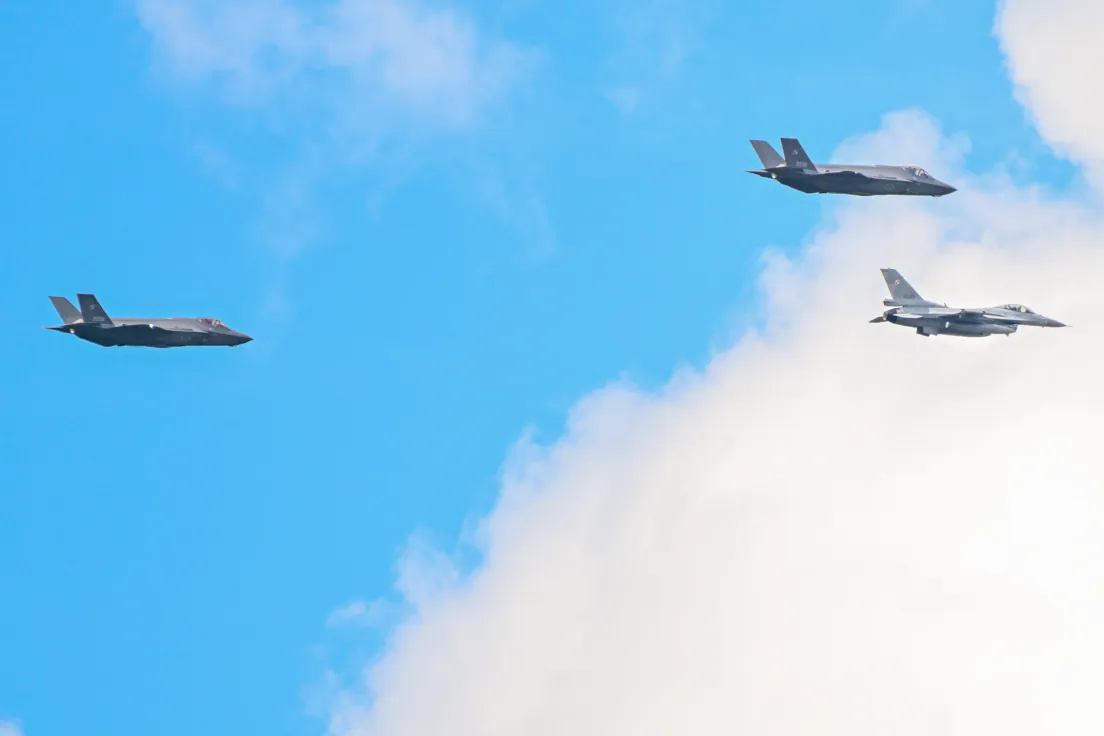 Przelot nowych myśliwców F-35 w eskorcie  F-16 nad Krakowem