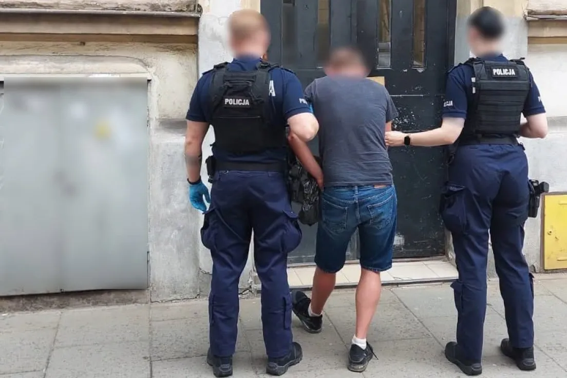 zatrzymany 32-latek z policjantami 