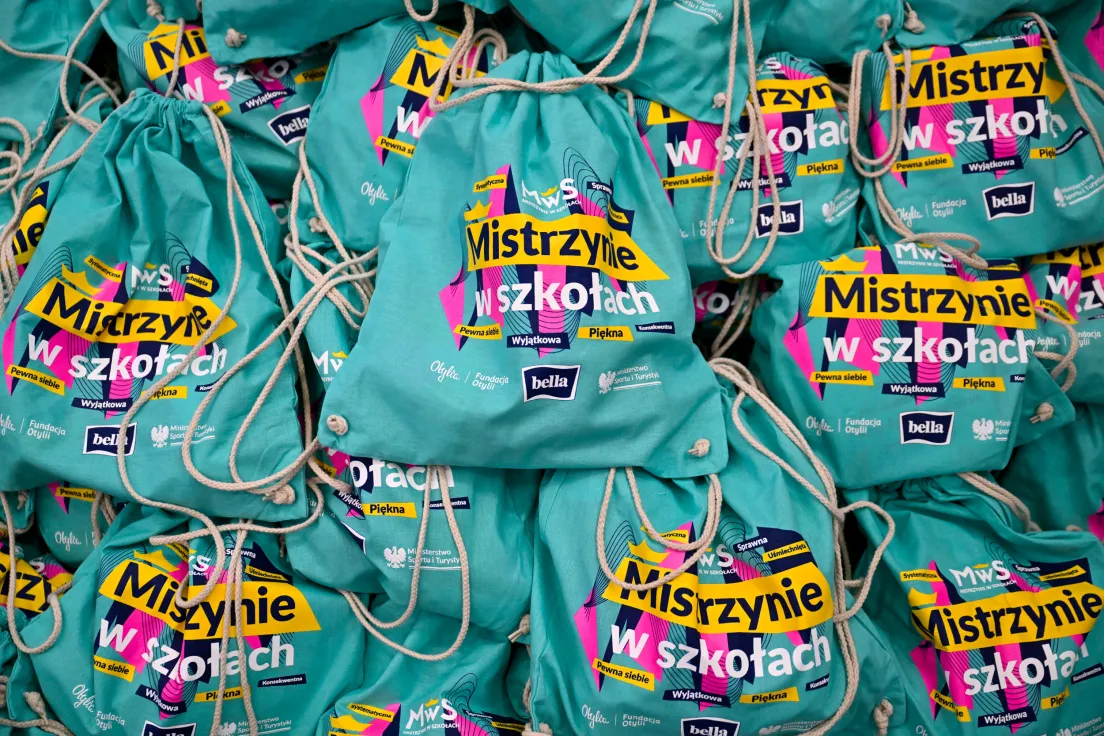 Gwiazdy polskiego sportu zachęcają uczennice do aktywności fizycznej.