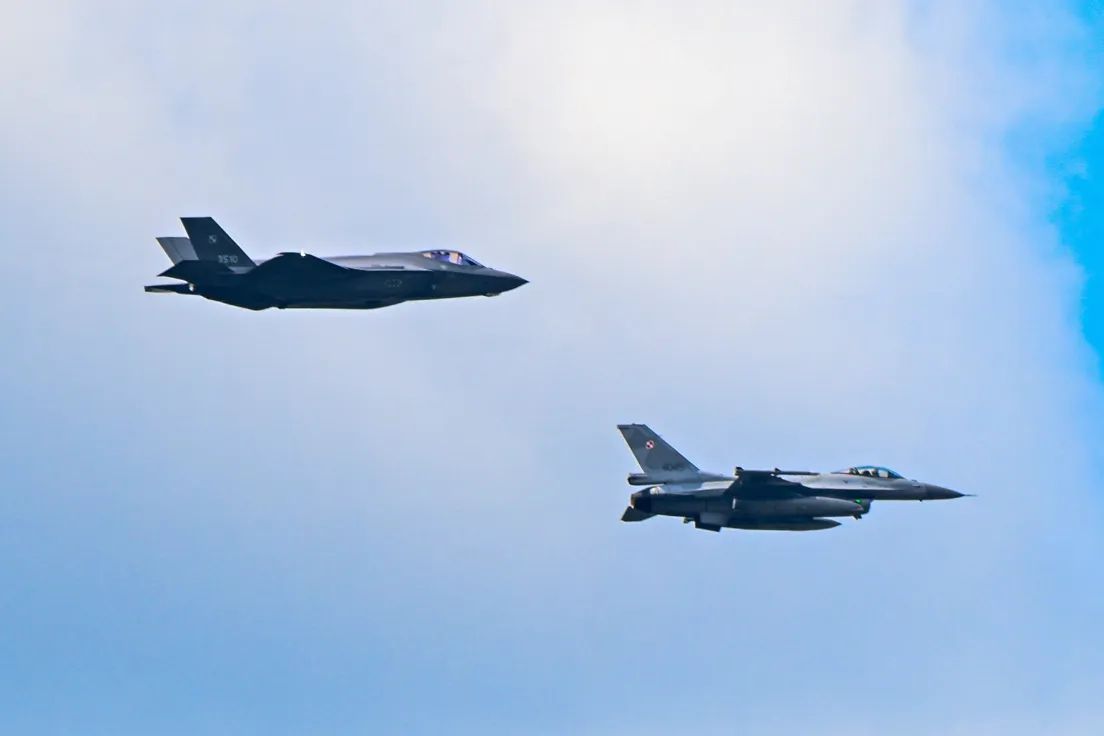 Przelot nowych myśliwców F-35 w eskorcie  F-16 nad Krakowem