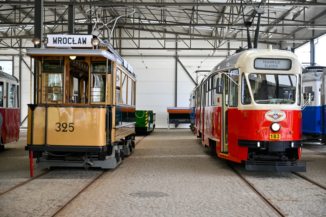 Prezentacja czterech tramwajów, które zostały wypożyczone z innych miast i będą jeździć w ramach jubileuszowej lini muzealnej