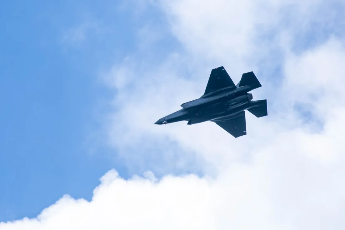Przelot nowych myśliwców F-35 w eskorcie  F-16 nad Krakowem 