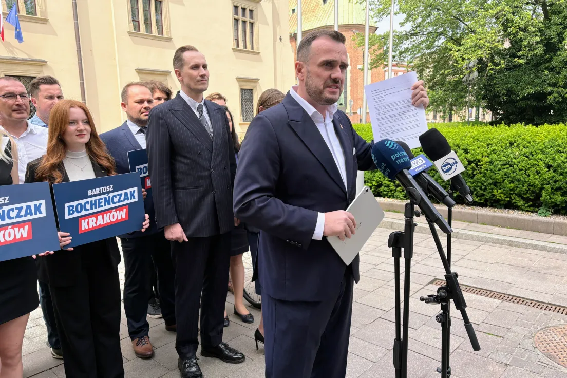 Konferencja prasowa Konfederacji przed urzędem miasta