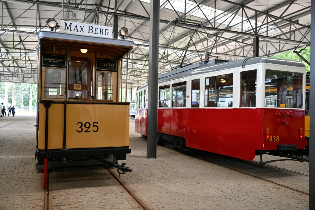 Prezentacja czterech tramwajów, które zostały wypożyczone z innych miast i będą jeździć w ramach jubileuszowej lini muzealnej